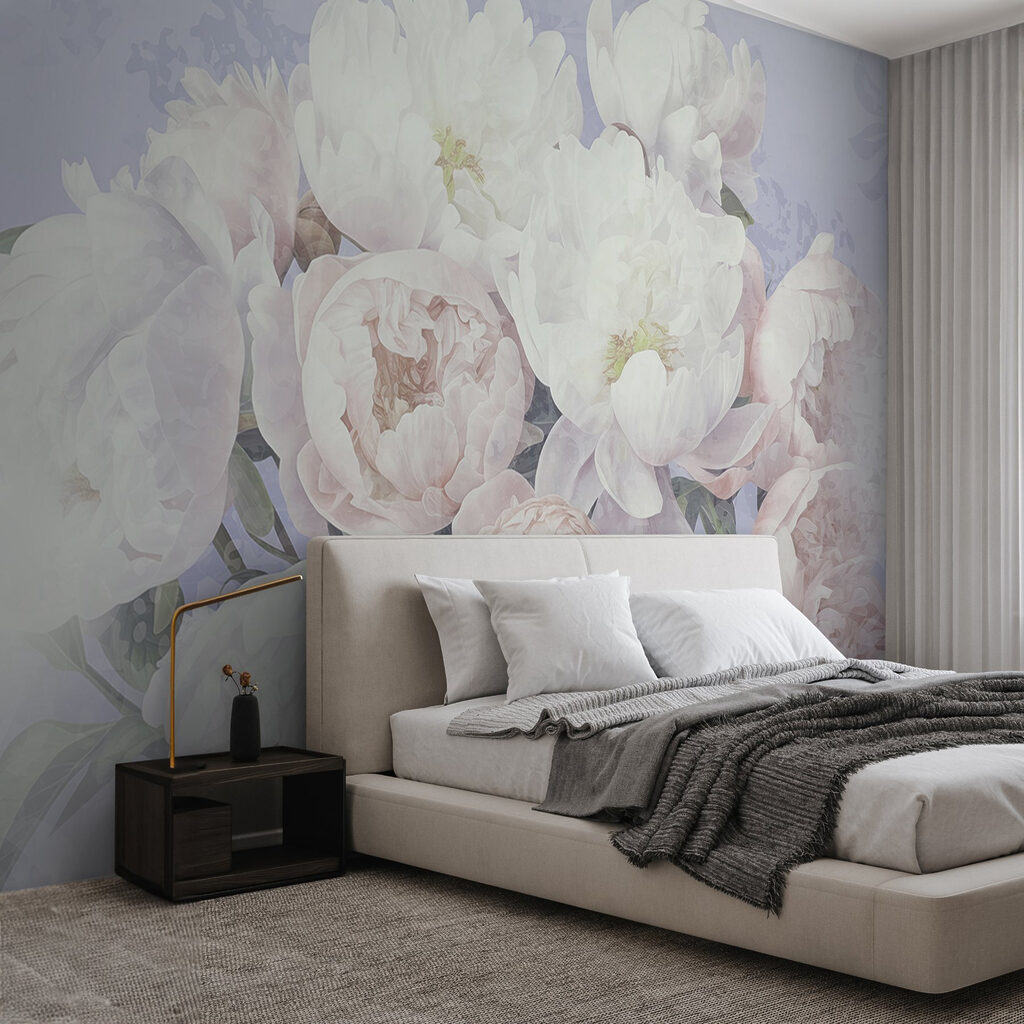 Ramo de peonías rosas en un interior
