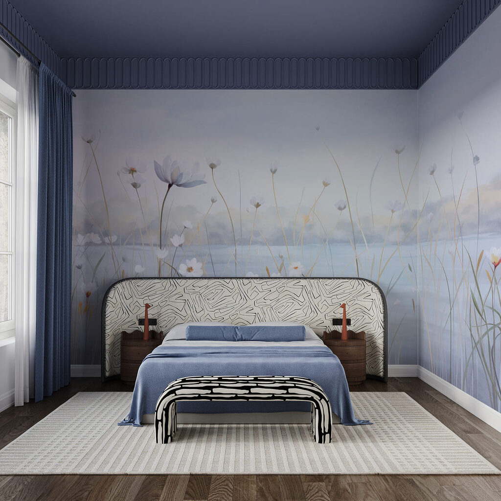 Orilla azul con flores en un interior